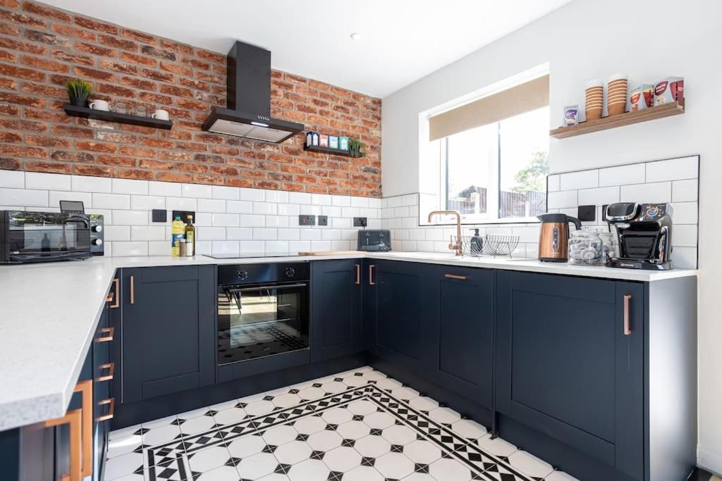Railway House - Central Warrington - Sleeps 6 Exteriör bild