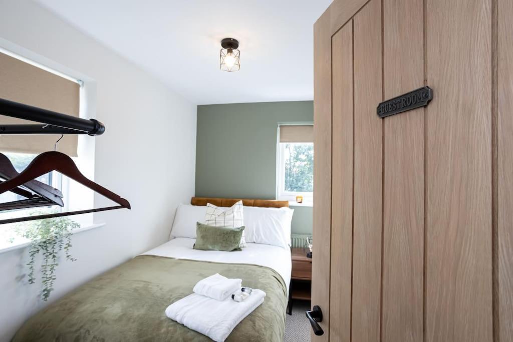 Railway House - Central Warrington - Sleeps 6 Exteriör bild