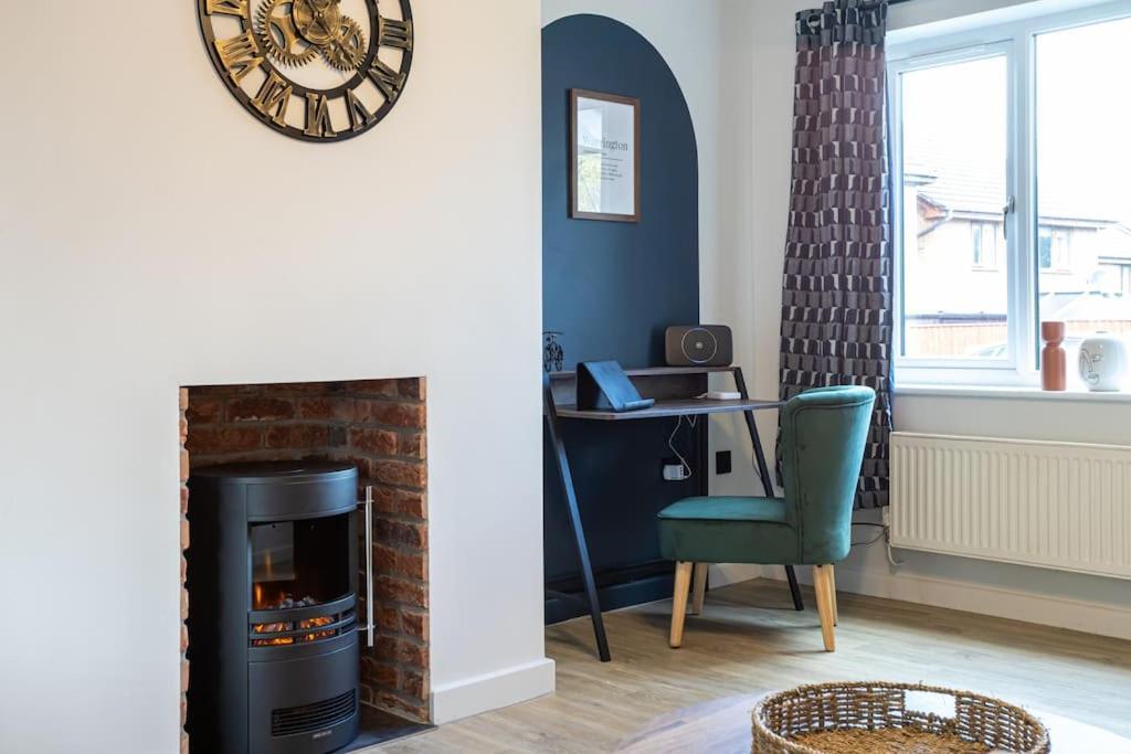 Railway House - Central Warrington - Sleeps 6 Exteriör bild