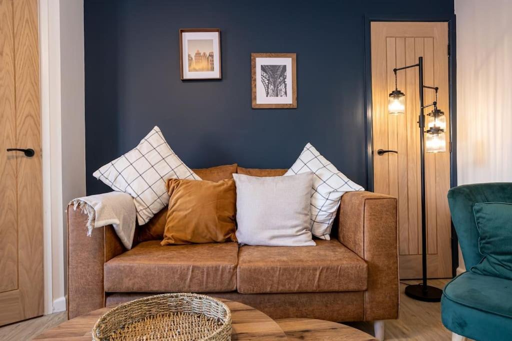 Railway House - Central Warrington - Sleeps 6 Exteriör bild