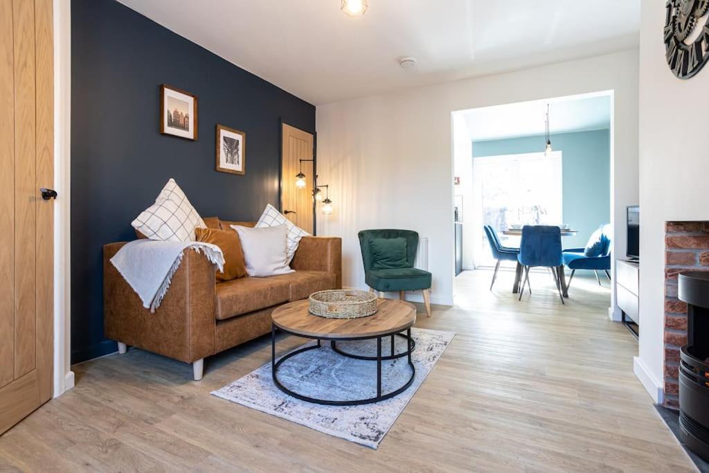 Railway House - Central Warrington - Sleeps 6 Exteriör bild
