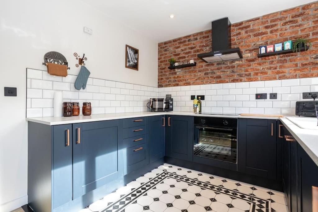 Railway House - Central Warrington - Sleeps 6 Exteriör bild