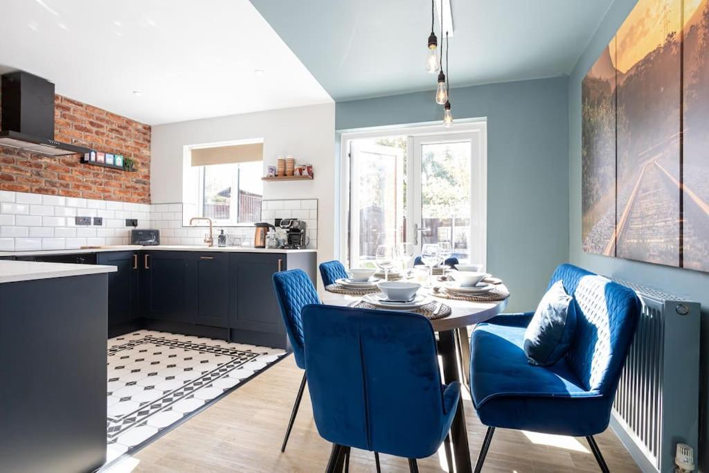 Railway House - Central Warrington - Sleeps 6 Exteriör bild