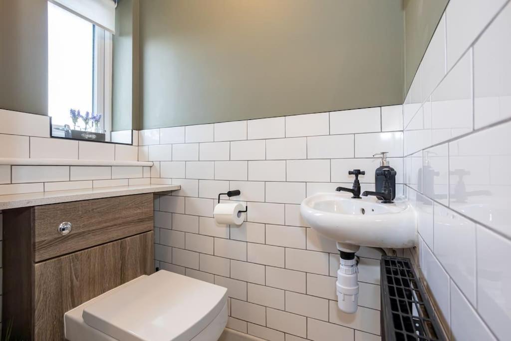 Railway House - Central Warrington - Sleeps 6 Exteriör bild