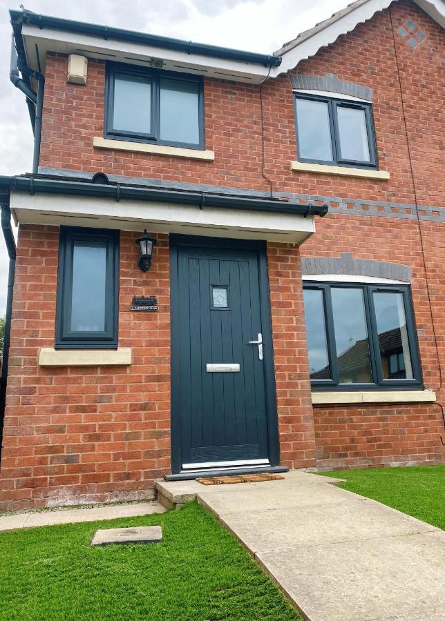 Railway House - Central Warrington - Sleeps 6 Exteriör bild
